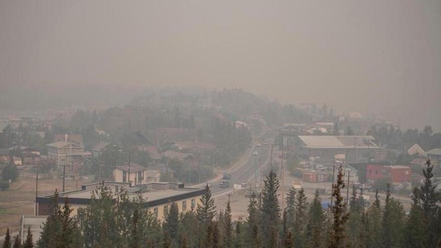 El humo asola la ciudad canadiense de Yellowknife.