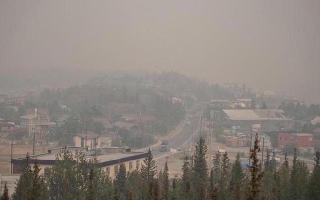El humo asola la ciudad canadiense de Yellowknife.