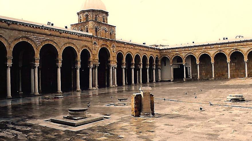 Interior de la gran mezquita Zitouna.