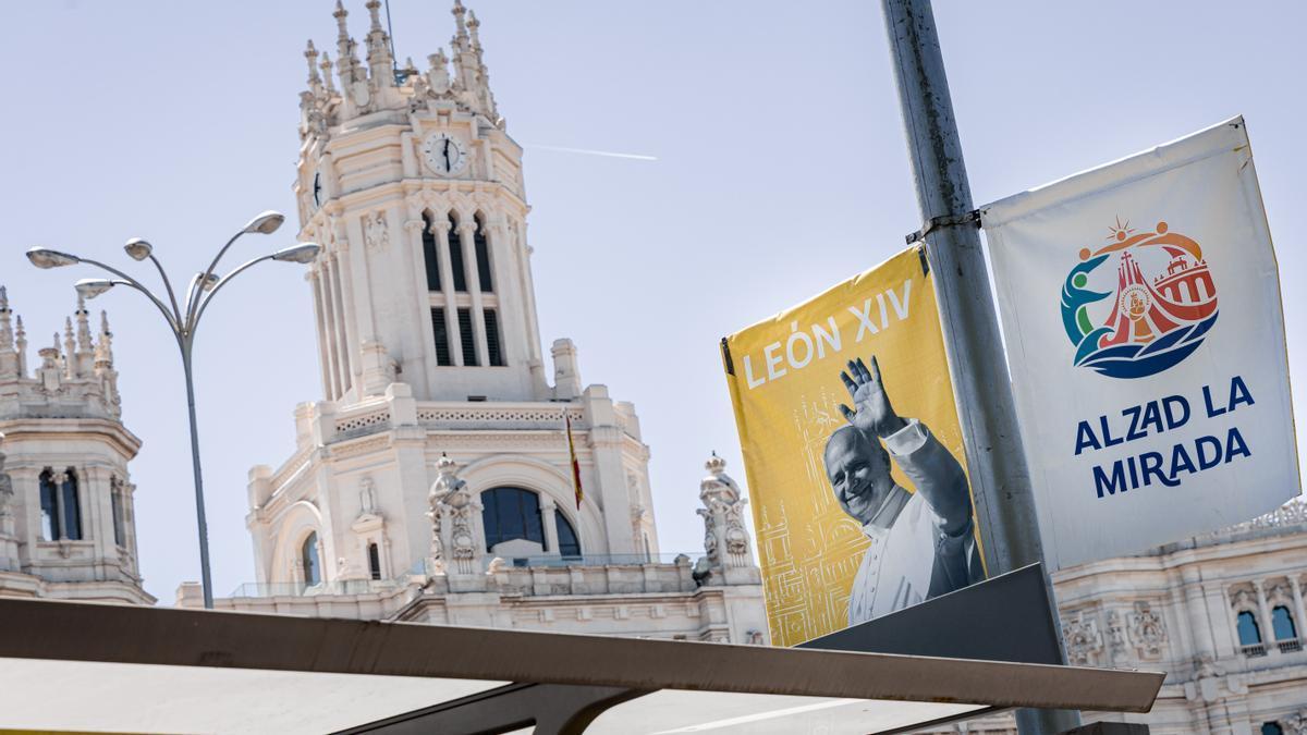 Continúan los preparativos para la visita del Papa, en la plaza de Cibeles.