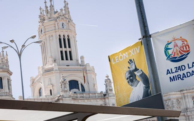 Continúan los preparativos para la visita del Papa, en la plaza de Cibeles.