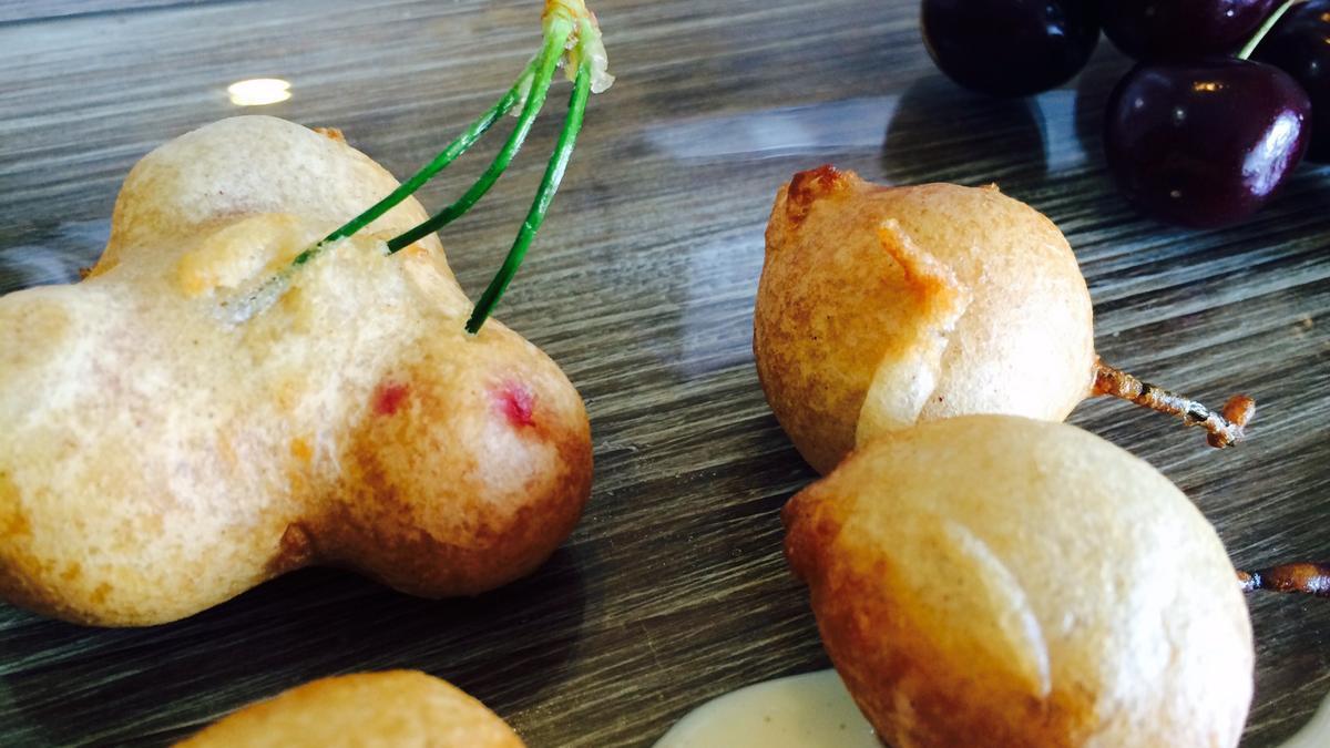 Buñuelos de cereza con crema de vainilla.