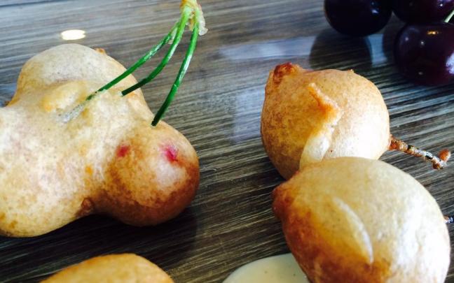 Buñuelos de cereza con crema de vainilla. / María Malo Buñuelos de cereza con crema de vainilla.