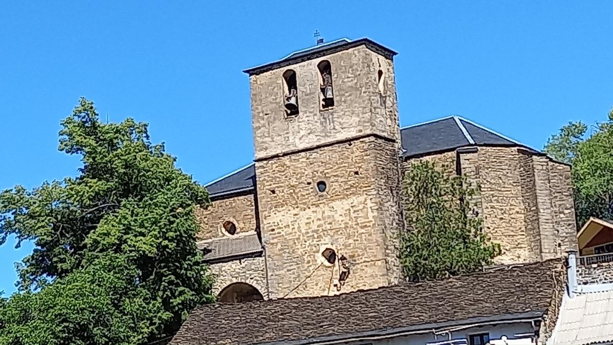 La iglesia parroquial de Santa Eulalia se erige en la parte alta de Borau.