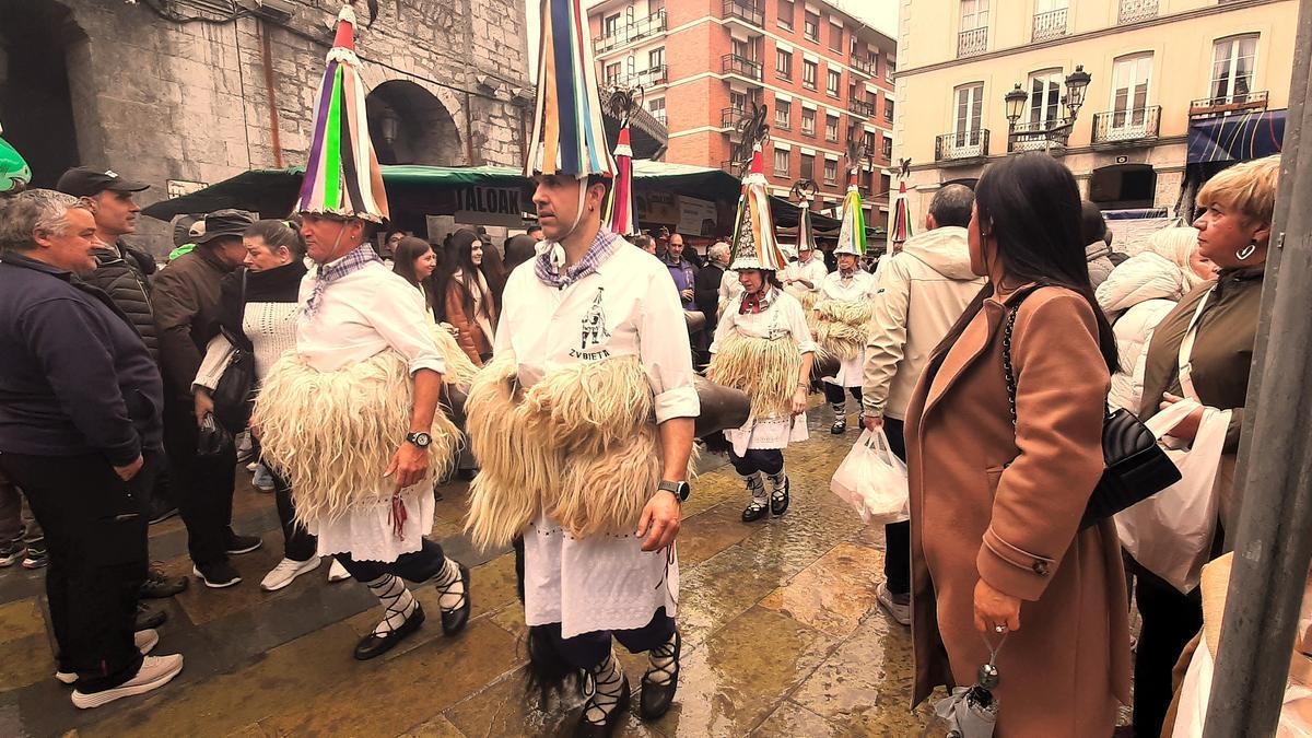 Los joaldun de Zubieta ambientando la Herriko Plaza de Laudio en Viernes de Dolores