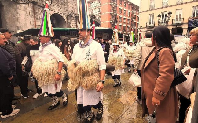 Los joaldun de Zubieta ambientando la Herriko Plaza de Laudio en Viernes de Dolores