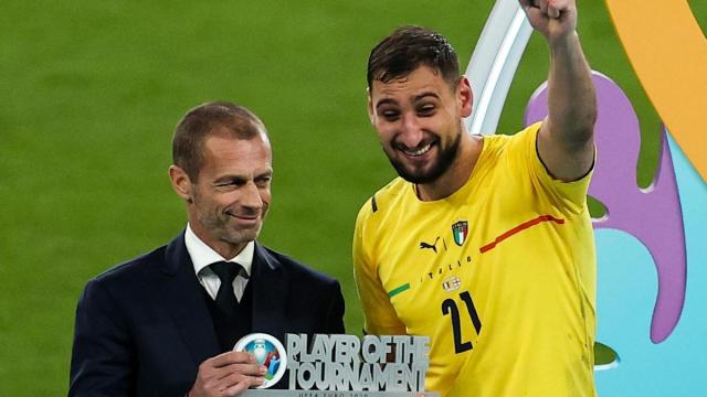 El presidente de la UEFA, Aleksander Ceferin, junto a Gialuigi Donnarumma.