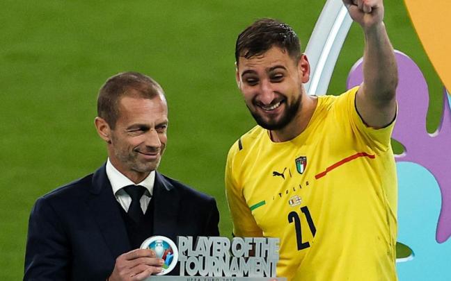 El presidente de la UEFA, Aleksander Ceferin, junto a Gialuigi Donnarumma.