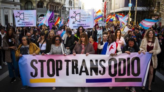 Decenas de personas durante una manifestación para denunciar los ataques a la comunidad trans.