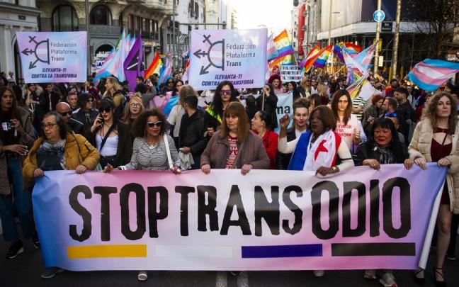Decenas de personas durante una manifestación para denunciar los ataques a la comunidad trans.
