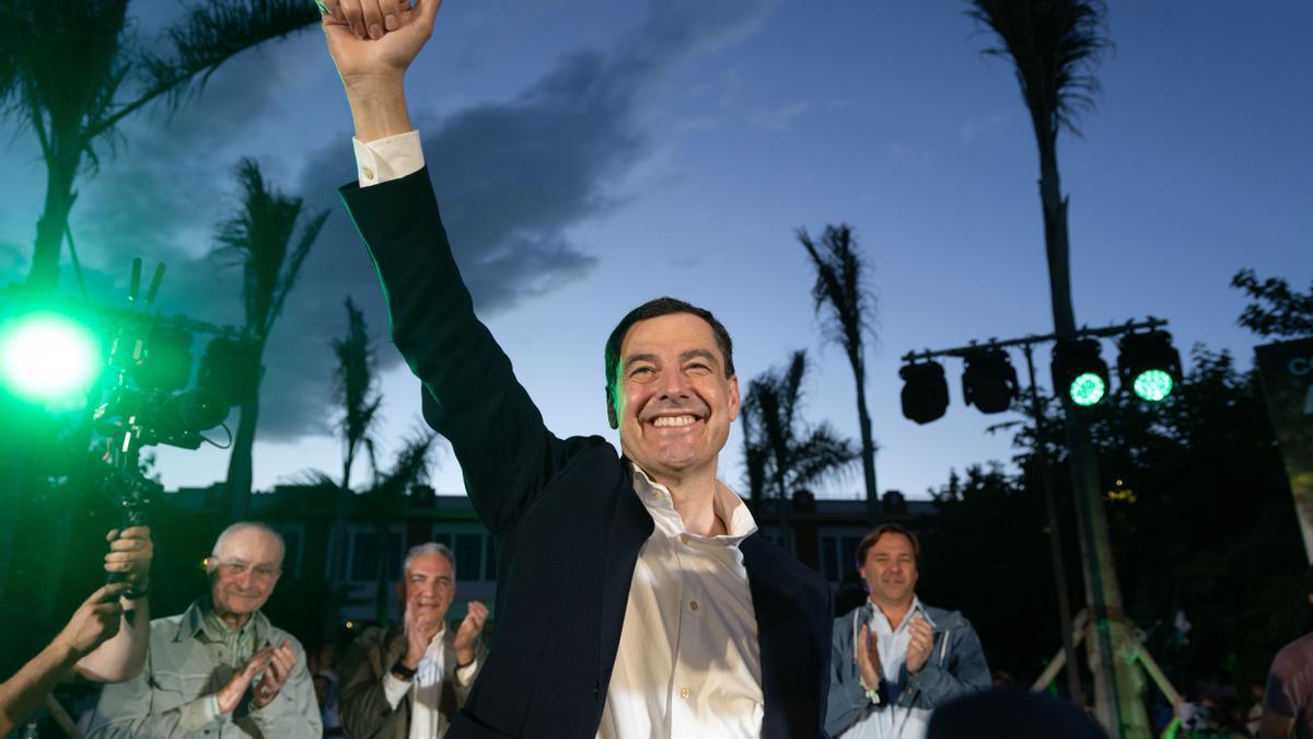 El presidente andaluz, Juanma Moreno, eufórico en el cierre de campaña en su Málaga natal