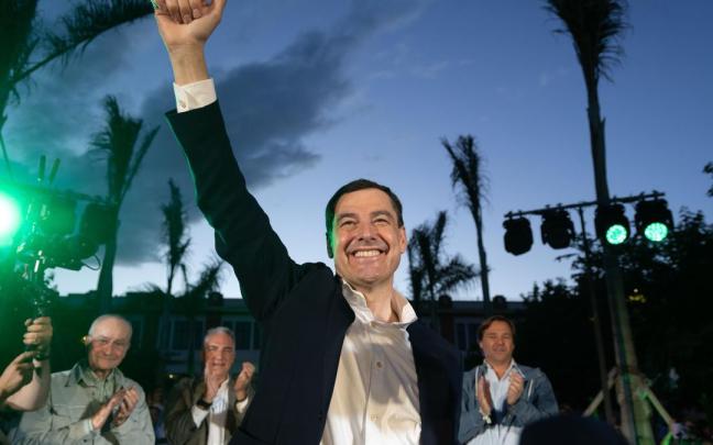 El presidente andaluz, Juanma Moreno, eufórico en el cierre de campaña en su Málaga natal