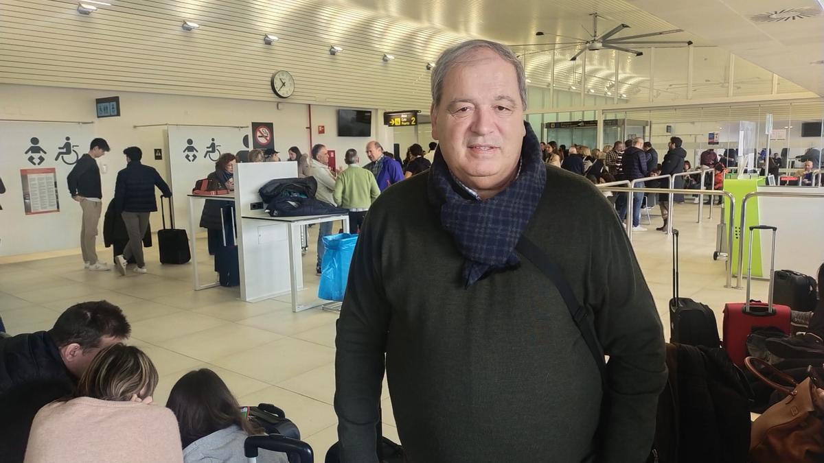 Ricardo García, en el aeropuerto de Vitoria, antes de partir hacia Roma