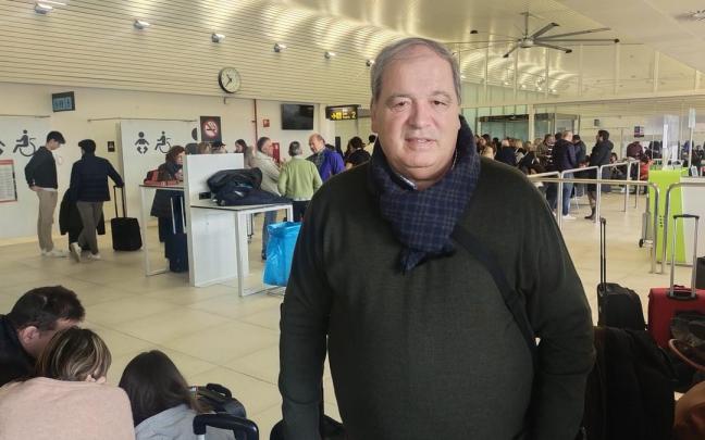 Ricardo García, en el aeropuerto de Vitoria, antes de partir hacia Roma
