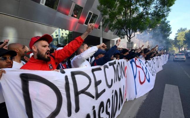 Los hinchas del PSG concentrados ante la sede del club. Los hinchas del PSG concentrados ante la sede del club.