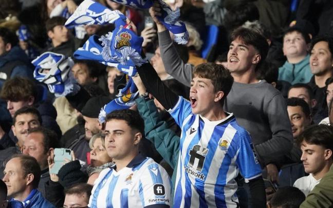 La afición de Anoeta, durante un partido de esta temporada en Anoeta. / RUBEN PLAZA