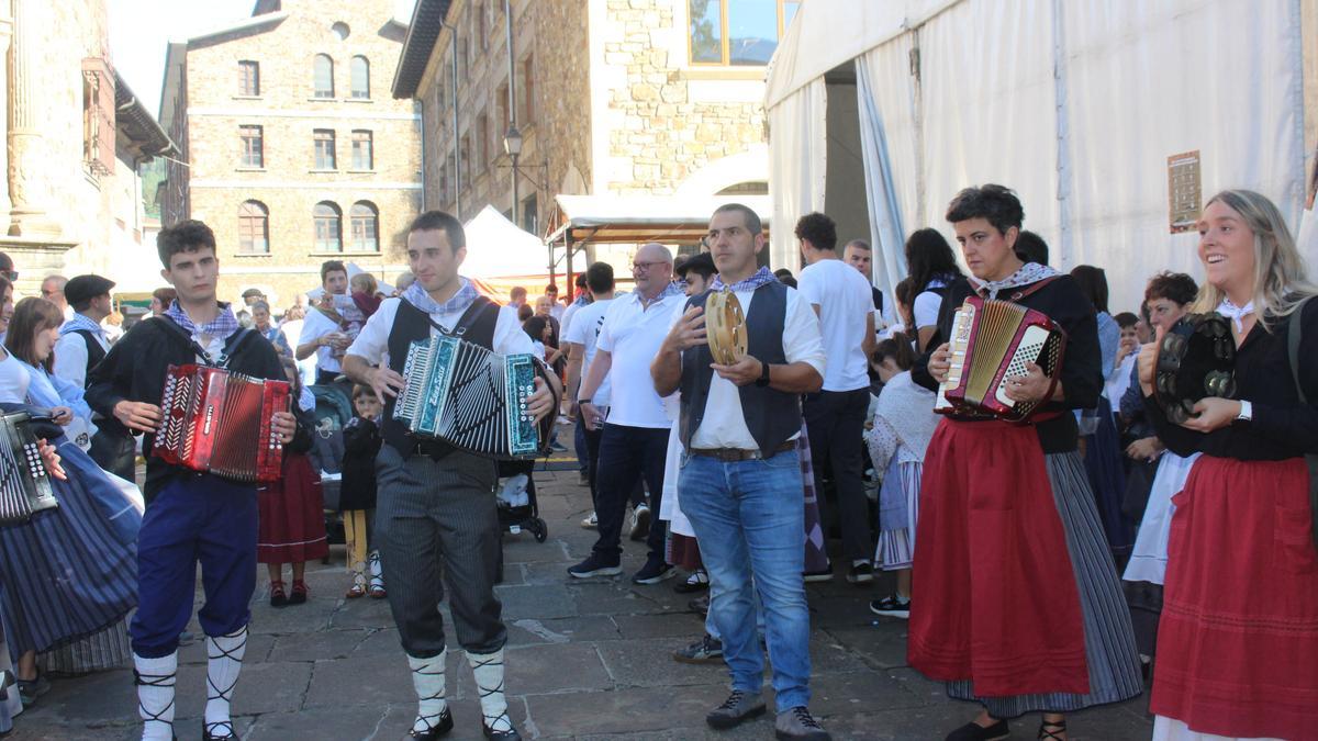 La trikitixa ha puesto ritmo y color a la popular jornada festiva.