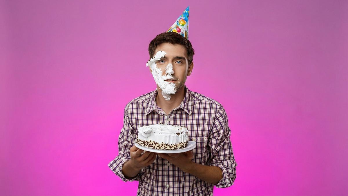 Un joven ajeno a esta historia, pero con restos de tarta en la cara.