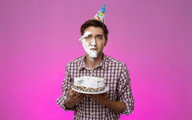 Un joven ajeno a esta historia, pero con restos de tarta en la cara.