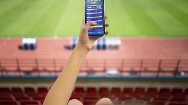 Un usuario realizando apuestas en el móvil, en una imagen de archivo.