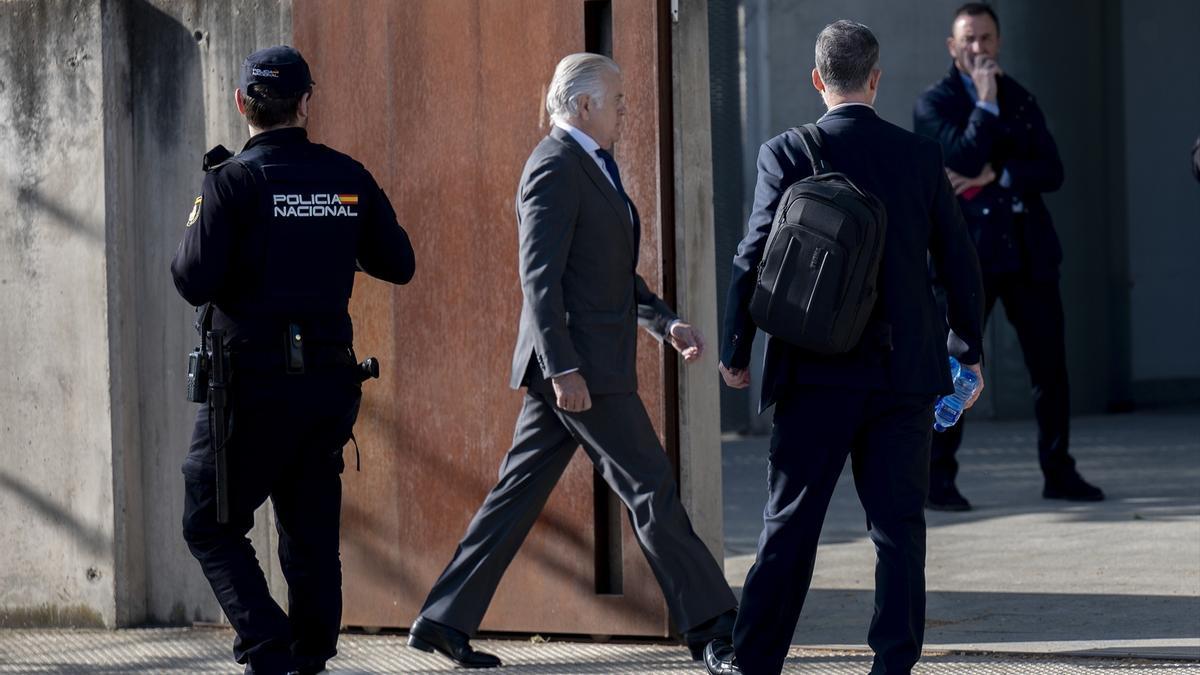 El extesorero del PP, Luis Bárcenas (c), a su llegada a la Audiencia Nacional.