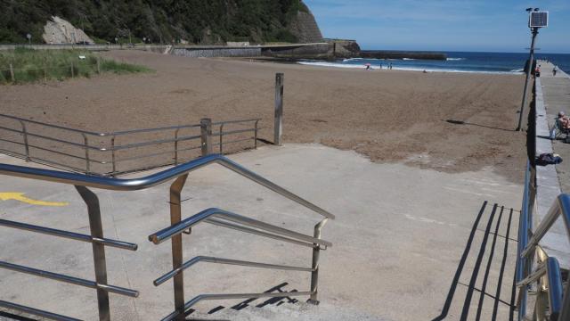 La tranquilidad que se respira en las playas de Mutriku se verá rota pronto con la llegada del verano.