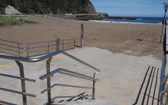 La tranquilidad que se respira en las playas de Mutriku se verá rota pronto con la llegada del verano.