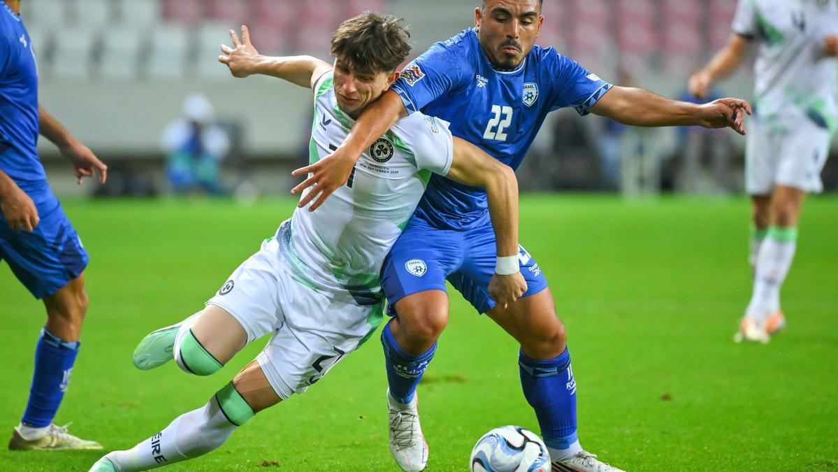 Un jugador israelí y otro irlandés pugnan por un balón.