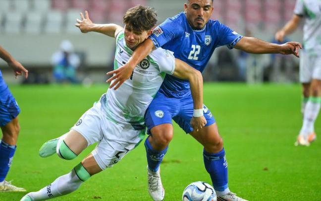 Un jugador israelí y otro irlandés pugnan por un balón.