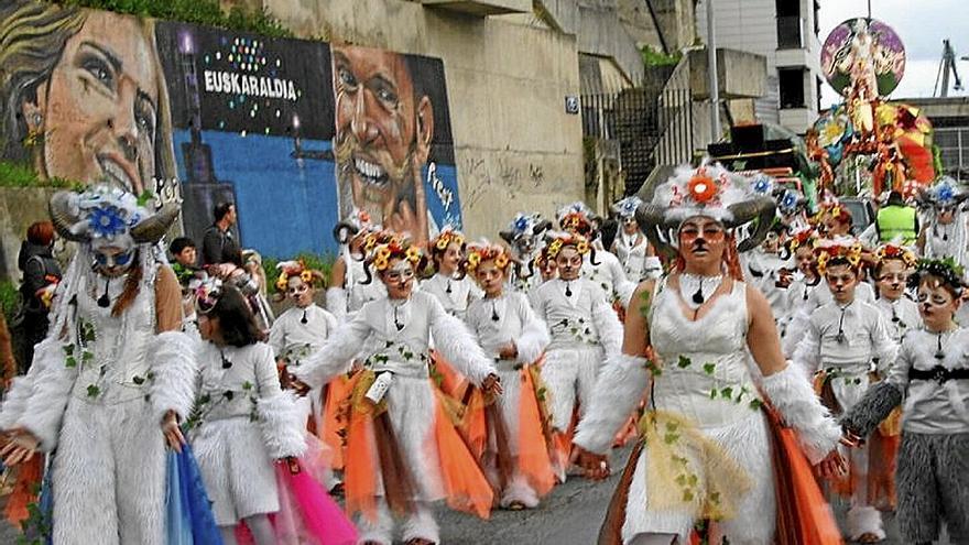 Una comparsa desfilando en Trintxerpe.