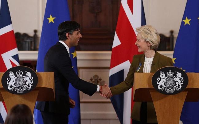 Rishi Sunak comparece junto a Ursula von der Leyen.