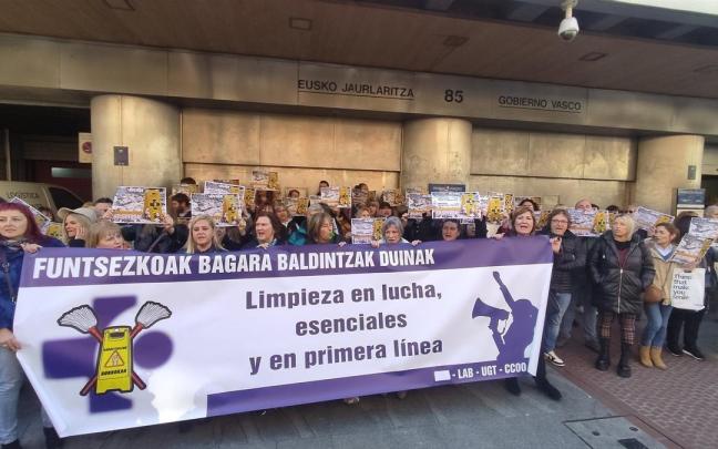 Protesta de trabajadoras del servicio de limpieza subcontratado por Osakidetza.