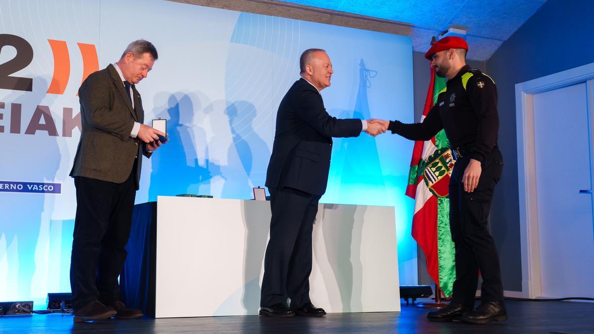 Momento de la entrega de la medalla al Policía local de Basauri