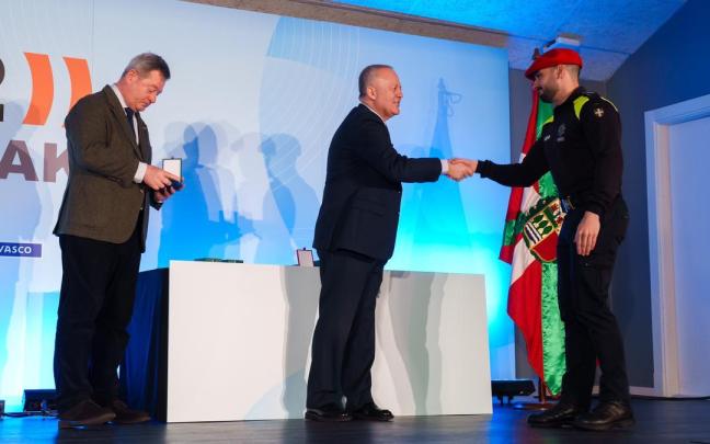 Momento de la entrega de la medalla al Policía local de Basauri