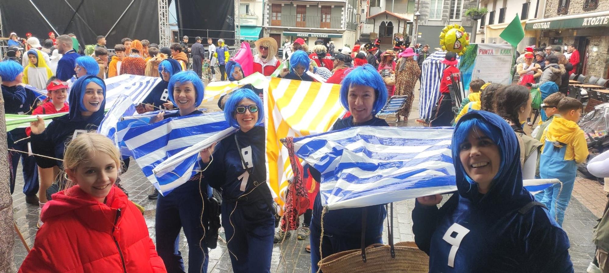 Los toldos de la playa de Deba tuvieron ayer la función de resguardar de la lluvia más que de proteger del sol, que ayer brilló por su ausencia.