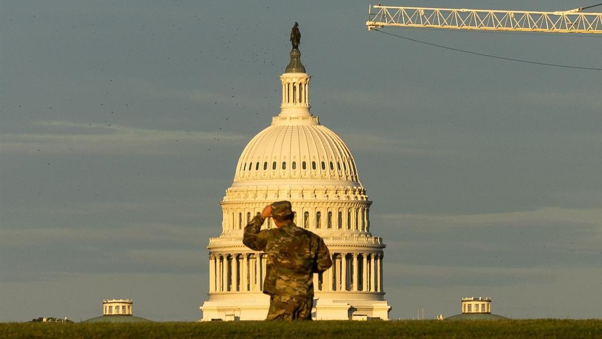 Un militar de la Guardia Nacional de Estados Unidos observa el Capitolio tras su despliegue en Washington D.C.