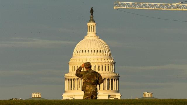 Un militar de la Guardia Nacional de Estados Unidos observa el Capitolio tras su despliegue en Washington D.C.