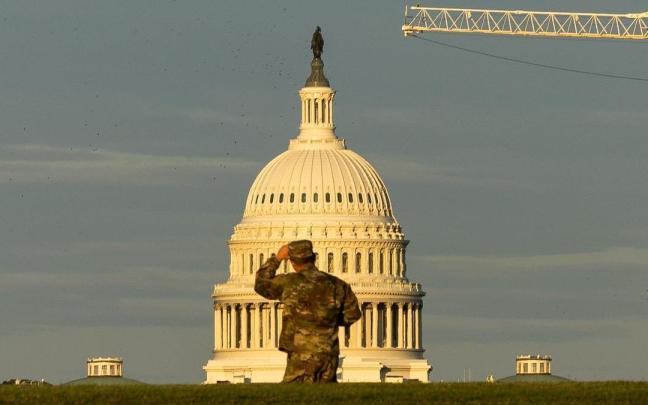 Un militar de la Guardia Nacional de Estados Unidos observa el Capitolio tras su despliegue en Washington D.C.