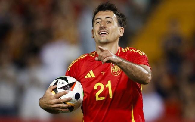 Mikel Oyarzabal comparece ante los medios en la concentración de la selección. / JULIO MUÑOZ