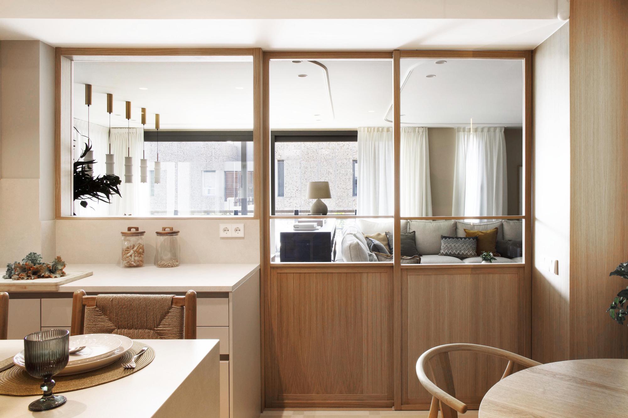 Puerta de cristal para separar la cocina del salón.