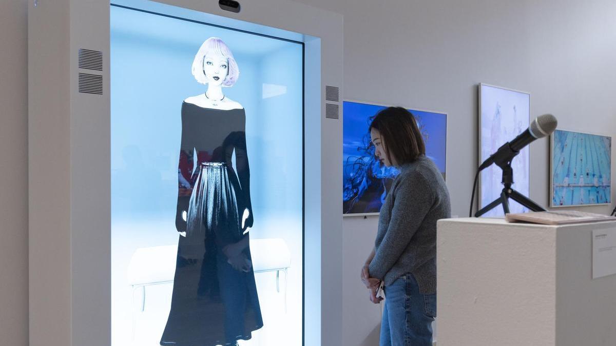 Una mujer observa una de las obras subastadas en Christie's.