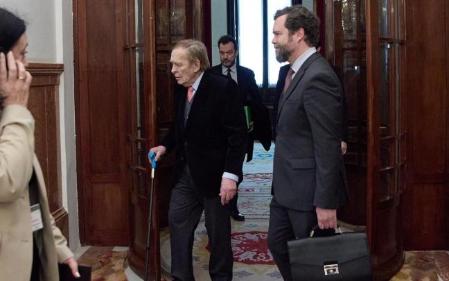 El candidato de la moción de censura, el economista Ramón Tamames, a la salida de la reunión con la presidenta del Congreso.