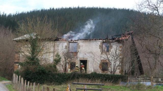 El caserío Urtatzola, pasto de las llamas.