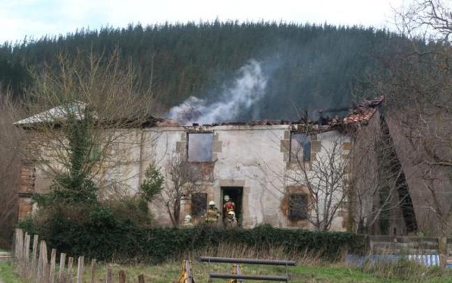 El caserío Urtatzola, pasto de las llamas.