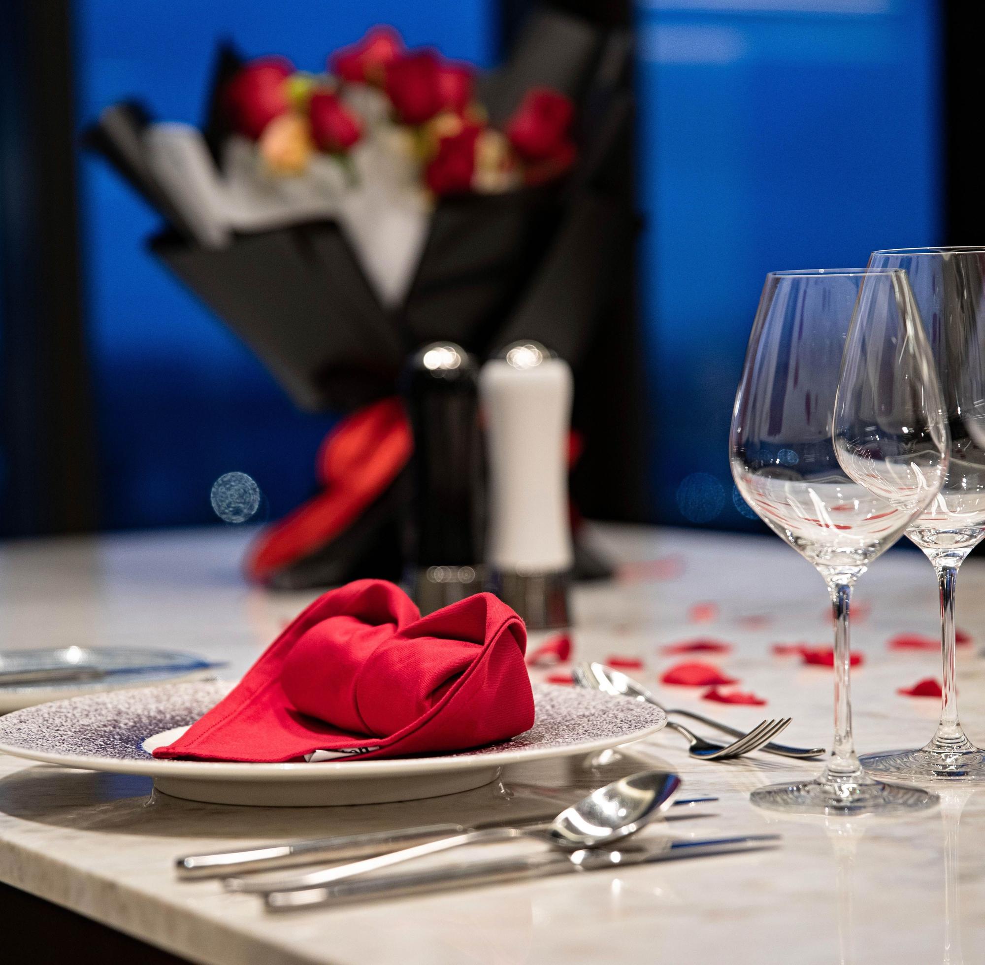 La cena romántica no salió como esperaban.