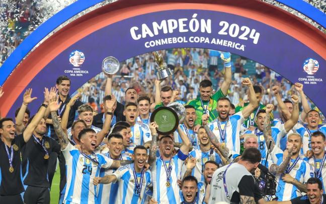 La selección argentina celebrando la Copa América de 2024.