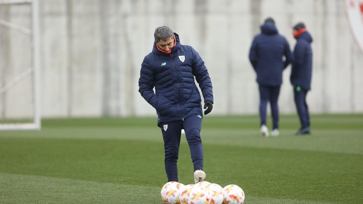 Ernesto Valverde toca unos balones al comienzo del entrenamiento de ayer en las instalaciones rojiblancas.