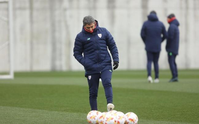 Ernesto Valverde toca unos balones al comienzo del entrenamiento de ayer en las instalaciones rojiblancas.