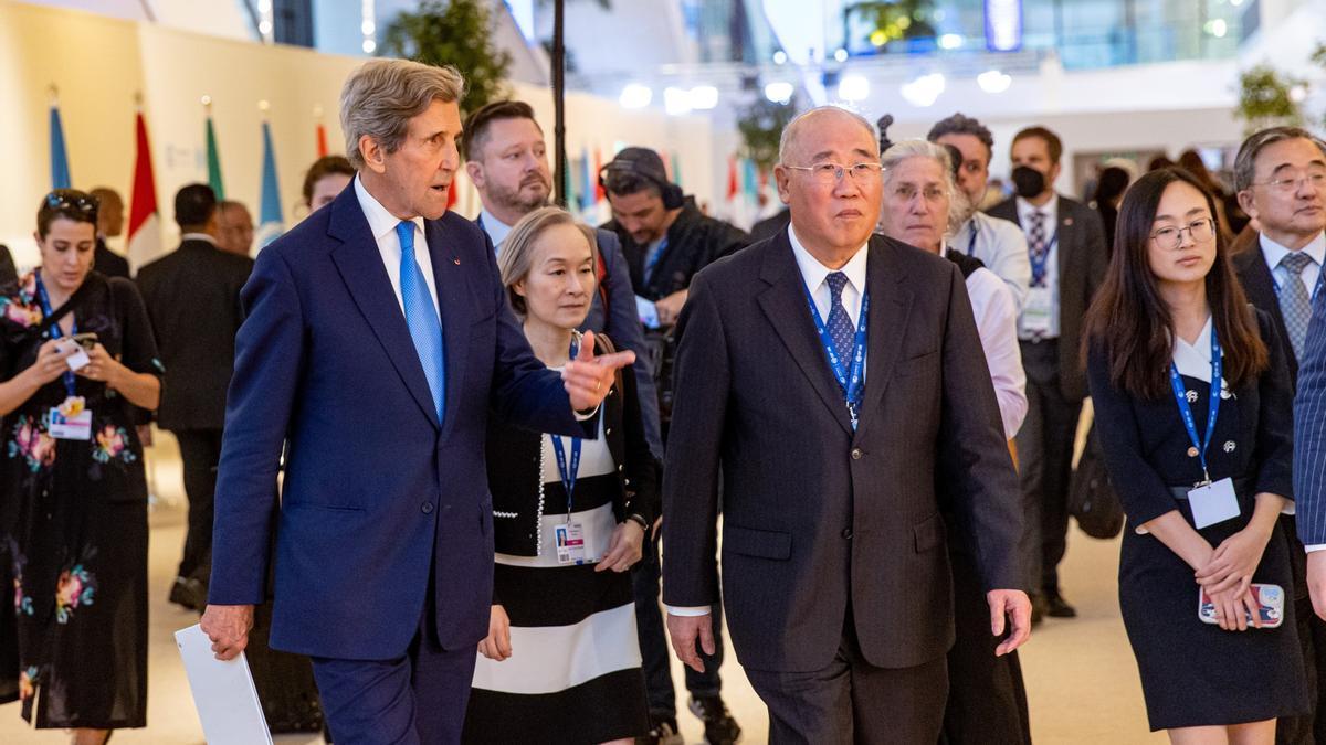 Los enviados especiales de EEUU y China contra el cambio climático, en la cumbre COP28.