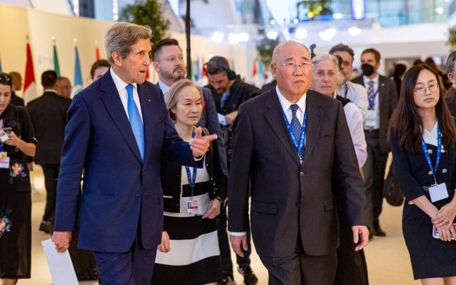Los enviados especiales de EEUU y China contra el cambio climático, en la cumbre COP28. Los enviados especiales de EEUU y China contra el cambio climático, en la cumbre COP28.